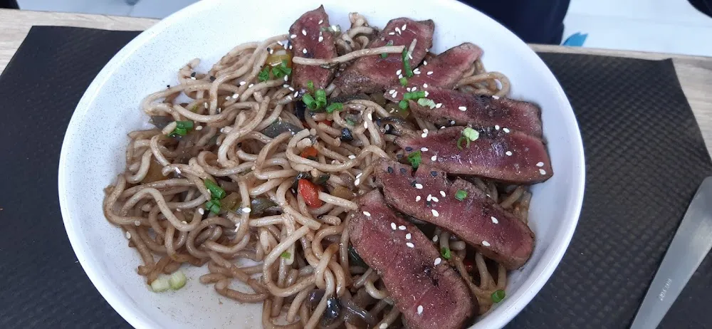 Pâtes Chinoises Aux Légumes Et Bœuf Au Poivre